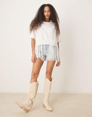 ASOS DESIGN - Kastiges, kurz geschnittenes T-Shirt in Creme mit Fransendetail-Bunt