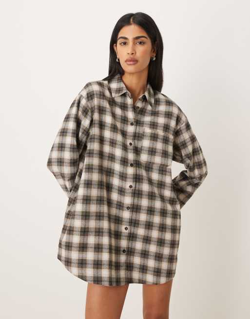 ASOS DESIGN – Kastiges, kurzes Oversize-Hemdkleid in Marineblau mit Karomuster, 4 von 4