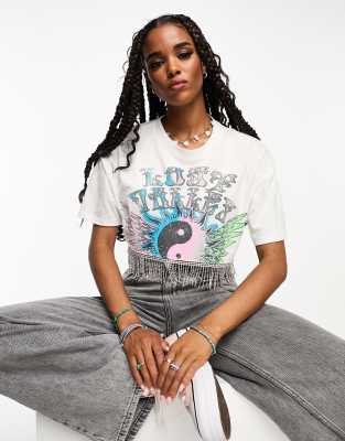 ASOS DESIGN - Kastiges, kurzes T-Shirt in Weiß mit Festival-Grafik und Strassbesatz-Grau