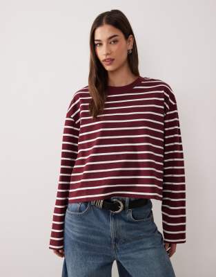ASOS DESIGN - Kastiges, langärmliges Cropped-Shirt in Beerenrot mit Streifen-Bunt