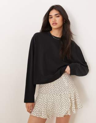 ASOS DESIGN - Kastiges, langärmliges Cropped-T-Shirt in Schwarz