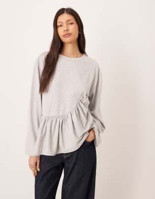 ASOS DESIGN - Kastiges, langärmliges T-Shirt in meliertem Grau mit asymmetrischem Schößchensaum