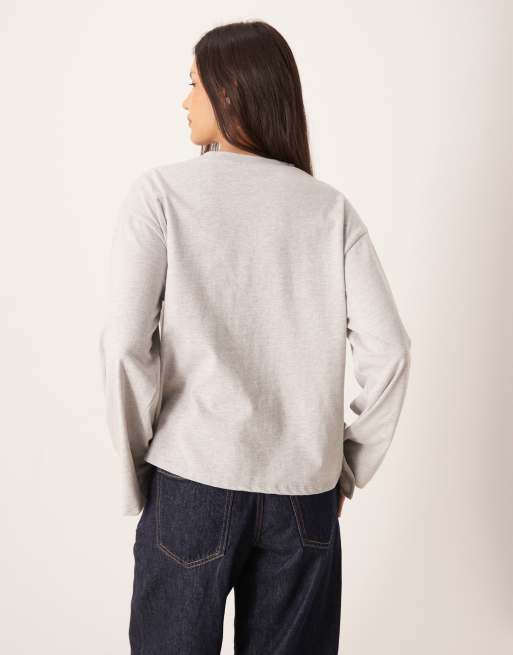 ASOS DESIGN – Kastiges, langärmliges T-Shirt in meliertem Grau mit asymmetrischem Schößchensaum, 2 von 4