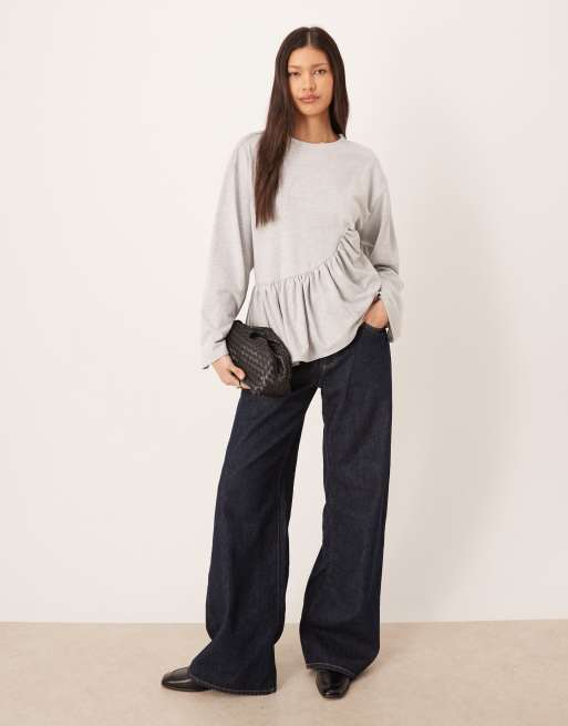 ASOS DESIGN – Kastiges, langärmliges T-Shirt in meliertem Grau mit asymmetrischem Schößchensaum, 3 von 4