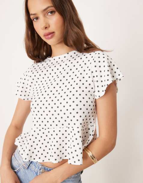 ASOS DESIGN – Kastiges Oberteil in Cremeweiß gepunktet mit Rüschen - view 1