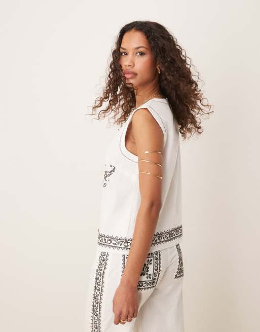 ASOS DESIGN – Kastiges Oberteil in Weiß mit Stickerei in Schwarz, Kombiteil, 2 von 4