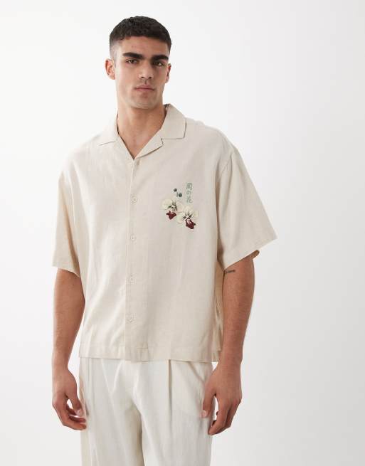 ASOS DESIGN – Kastiges Oversize-Hemd aus Leinenmix in Beige mit Placement-Blumen-Print und Reverskragen, 2 von 5