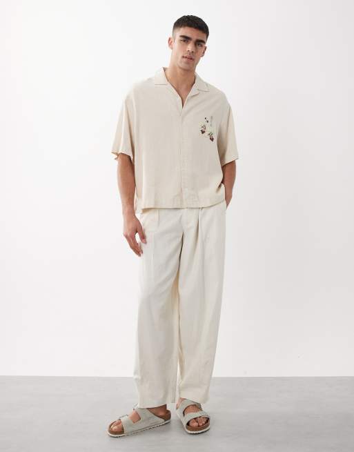 ASOS DESIGN – Kastiges Oversize-Hemd aus Leinenmix in Beige mit Placement-Blumen-Print und Reverskragen, 3 von 5