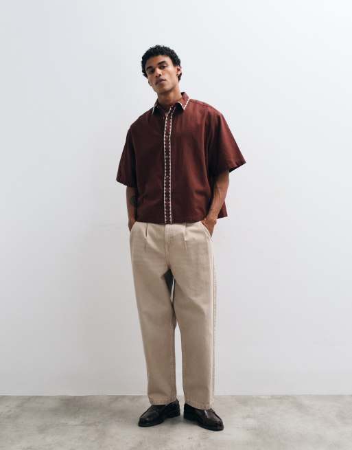 ASOS DESIGN – Kastiges Oversize-Hemd aus Leinenmix in Braun mit Stickerei, 3 von 5
