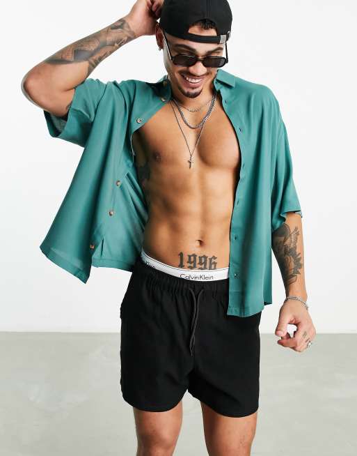 ASOS DESIGN – Kastiges Oversize-Hemd aus Viskose in verwaschenem Grün