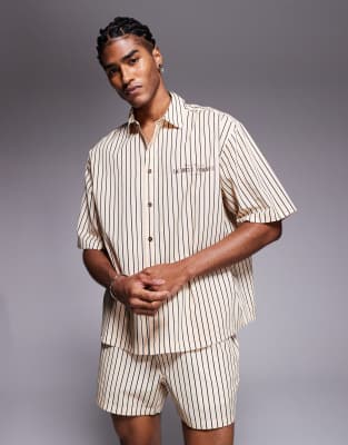 ASOS DESIGN – Kastiges Oversize-Hemd in Beige gestreift mit Print auf der Brust, Kombiteil - view 1