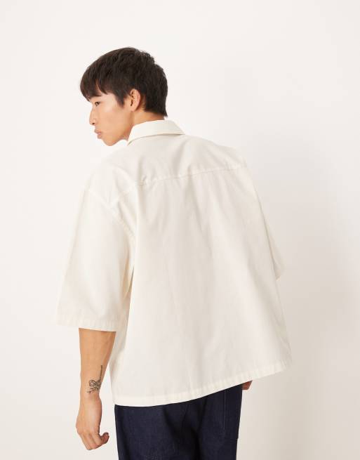 ASOS DESIGN – Kastiges Oversize-Hemd in Creme mit Aufnäher auf der Brust, 3 von 4