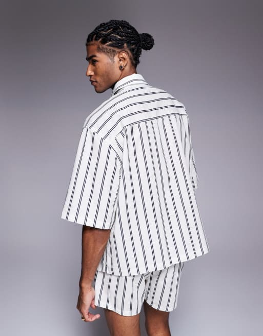 ASOS DESIGN – Kastiges Oversize-Hemd in gestreiftem Weiß mit Stickerei auf der Brust, Kombiteil, 2 von 4