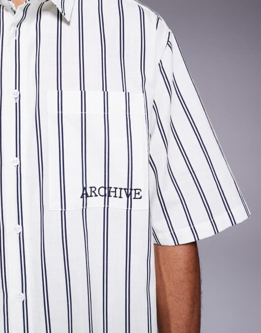 ASOS DESIGN – Kastiges Oversize-Hemd in gestreiftem Weiß mit Stickerei auf der Brust, Kombiteil, 3 von 4