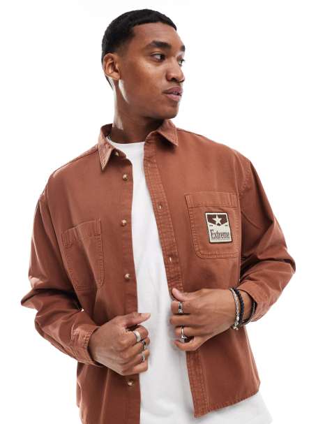 ASOS DESIGN – Kastiges Oversize-Hemd in Rostrot mit Aufnäher - view 1