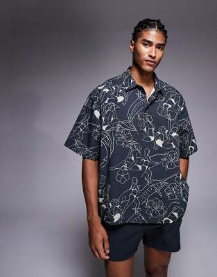 ASOS DESIGN – Kastiges Oversize-Hemd in Schwarz mit sommerlichem Print, Kombiteil - view 1
