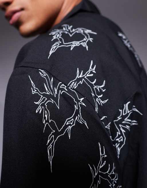ASOS DESIGN – Kastiges Oversize-Hemd in Schwarz mit tiefem Reverskragen und Herzprint, 2 von 4
