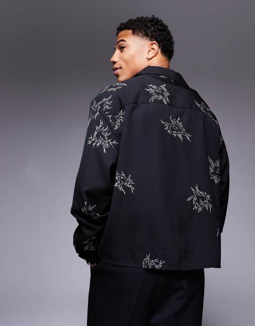 ASOS DESIGN – Kastiges Oversize-Hemd in Schwarz mit tiefem Reverskragen und Herzprint, 4 von 4