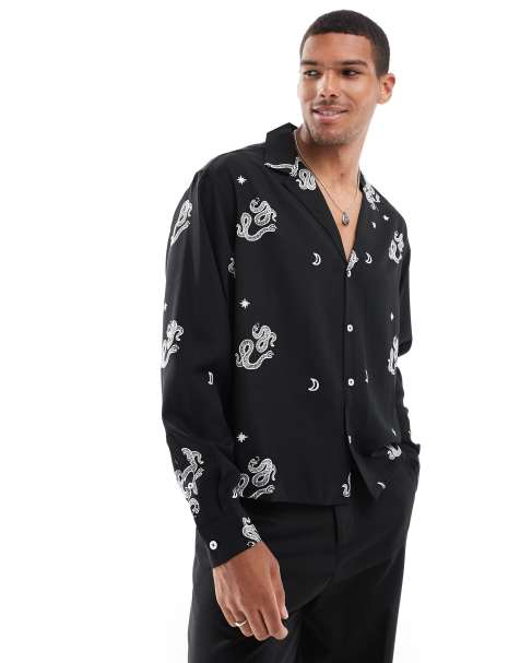 ASOS DESIGN – Kastiges Oversize-Hemd in Schwarz mit tiefem Reverskragen und Schlangenprints - view 1