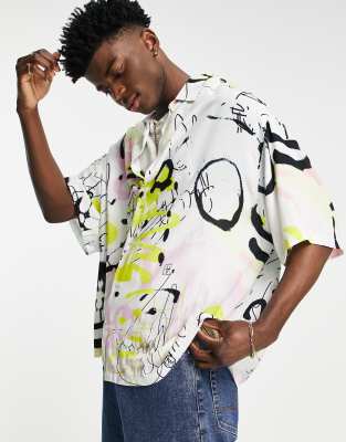 ASOS DESIGN – Kastiges Oversize-Hemd in Weiß mit Graffiti-Print