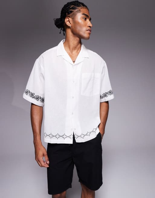 ASOS DESIGN – Kastiges Oversize-Hemd in Weiß mit Rückenprint und Reverskragen, 2 von 4