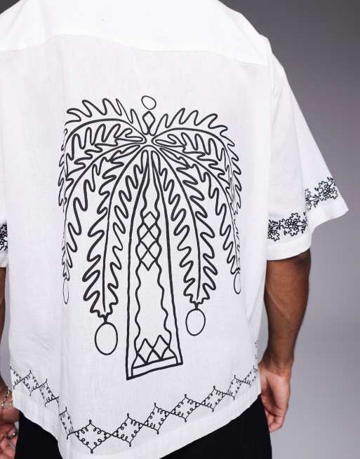 ASOS DESIGN – Kastiges Oversize-Hemd in Weiß mit Rückenprint und Reverskragen, 3 von 4