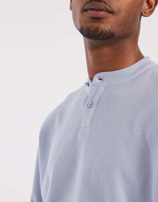 ASOS DESIGN – Kastiges Oversize-Langarmshirt in Blau mit Henley-Ausschnitt und Waffelstruktur, 2 von 5