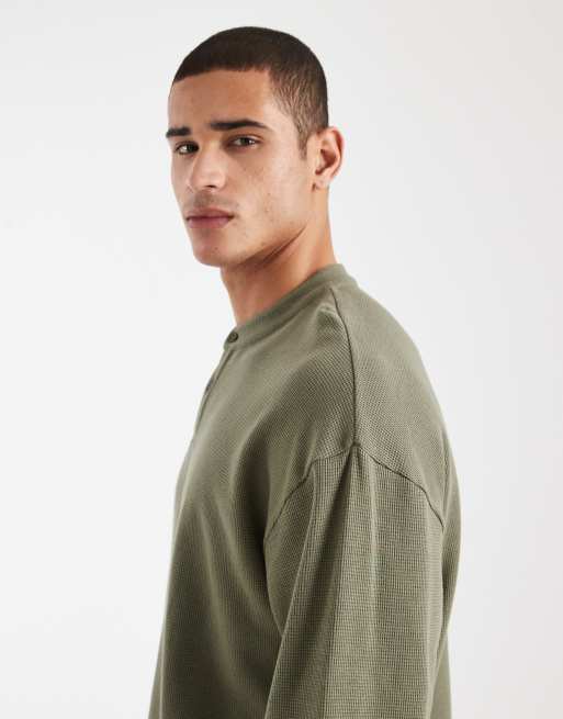 ASOS DESIGN – Kastiges Oversize-Langarmshirt in Khaki mit Henley-Ausschnitt und Waffelstruktur , 4 von 5