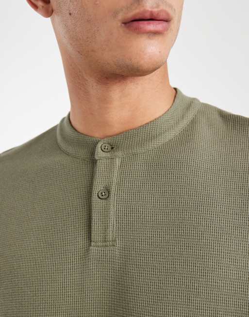 ASOS DESIGN – Kastiges Oversize-Langarmshirt in Khaki mit Henley-Ausschnitt und Waffelstruktur , 5 von 5