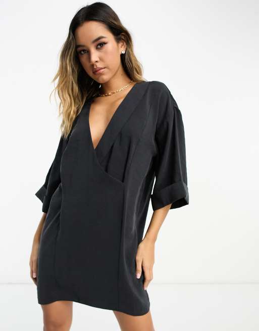 ASOS DESIGN – Kastiges Oversize-Minikleid in Schwarz mit gewickeltem Kragendetail