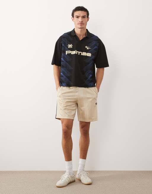 ASOS DESIGN – Kastiges Oversize-Polohemd in Schwarz mit All-over-Fußball-Grafik , 2 von 5