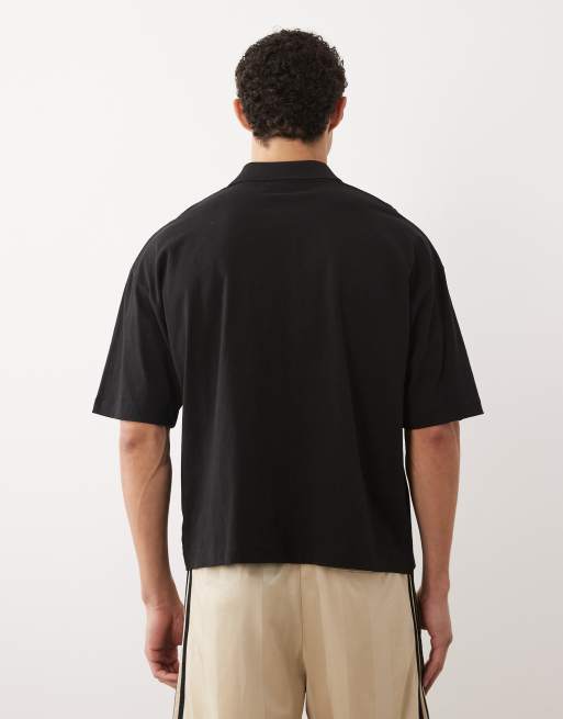 ASOS DESIGN – Kastiges Oversize-Polohemd in Schwarz mit All-over-Fußball-Grafik , 4 von 5