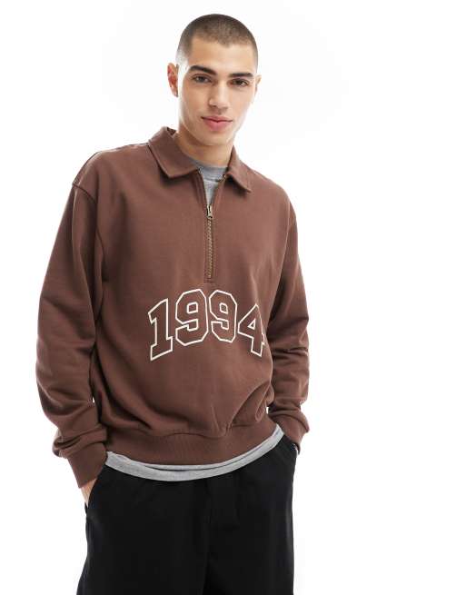 ASOS DESIGN – Kastiges Oversize-Sweatshirt in Braun mit Print, Polokragen und Zierstreifen