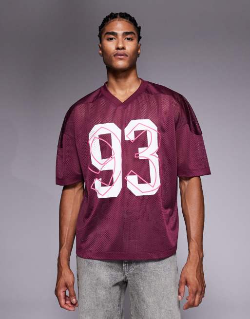 ASOS DESIGN – Kastiges Oversize-T-Shirt aus Airtex-Material in Burgunderrot mit überschnittenen Schultern, V-Ausschnitt und Sport-Grafikprint