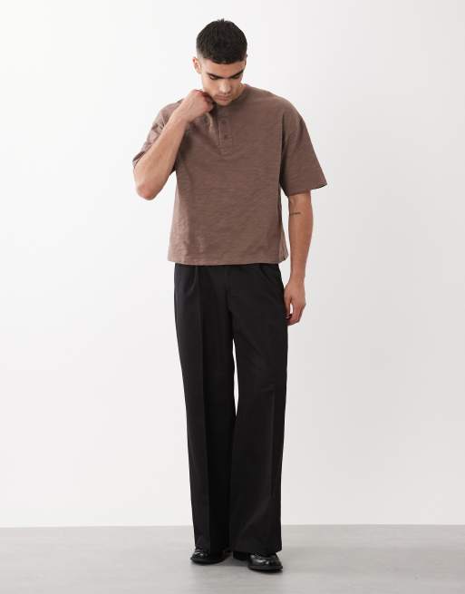 ASOS DESIGN – Kastiges Oversize-T-Shirt in Braun mit geflammter Struktur und Henley-Ausschnitt, 2 von 5
