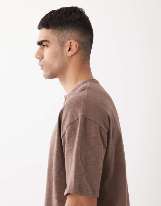 ASOS DESIGN – Kastiges Oversize-T-Shirt in Braun mit geflammter Struktur und Henley-Ausschnitt, 4 von 5