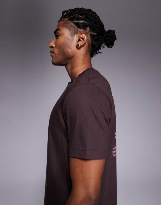 ASOS DESIGN – Kastiges Oversize-T-Shirt in Braun mit Schriftzug-Grafik, 4 von 5