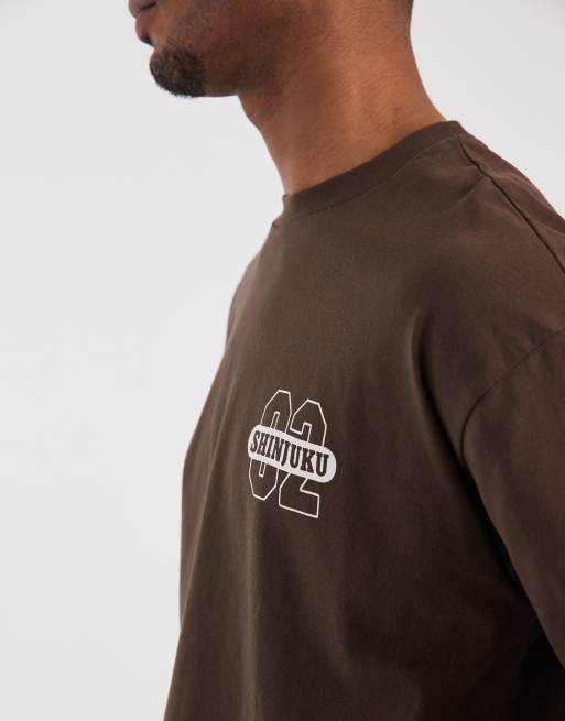 ASOS DESIGN – Kastiges Oversize-T-Shirt in Braun mit Schriftzug-Grafik  , 3 von 5
