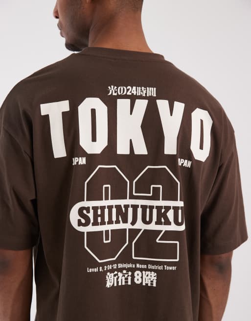 ASOS DESIGN – Kastiges Oversize-T-Shirt in Braun mit Schriftzug-Grafik  , 4 von 5