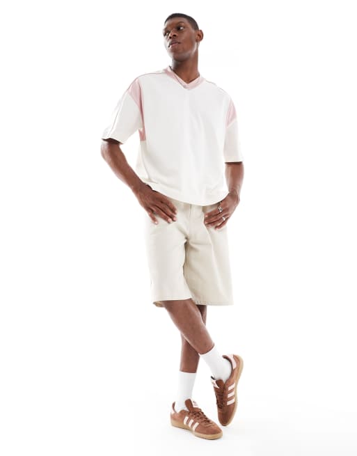 ASOS DESIGN – Kastiges Oversize-T-Shirt in Creme mit V-Ausschnitt und kontrastierendem Einsatz , 4 von 4
