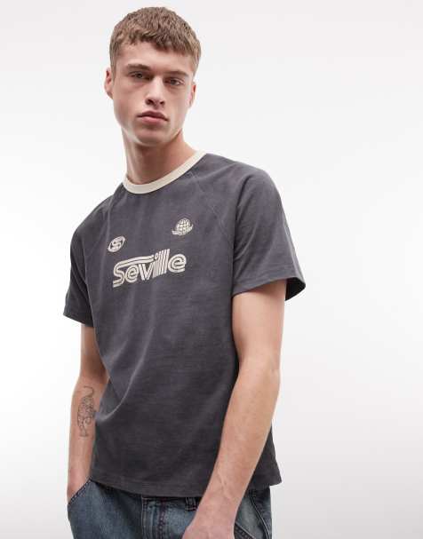 ASOS DESIGN – Kastiges Oversize-T-Shirt in grauer Waschung mit Raglanärmeln und „Seville“-Fußballgrafikprint - view 1