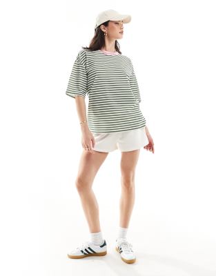 ASOS DESIGN - Kastiges Oversize-T-Shirt in Grün gestreift mit kontrastierendem Halsabschluss