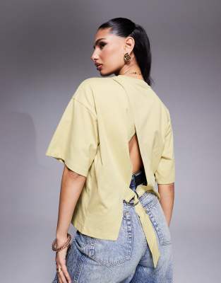 ASOS DESIGN - Kastiges Oversize-T-Shirt in hellem Olivgrün mit Laschendetail mit D-Metallring am Rücken
