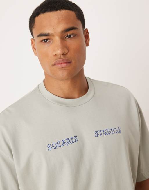 ASOS DESIGN – Kastiges Oversize-T-Shirt in Hellgrau mit Textgrafik auf der Vorder- und Rückseite, 3 von 4