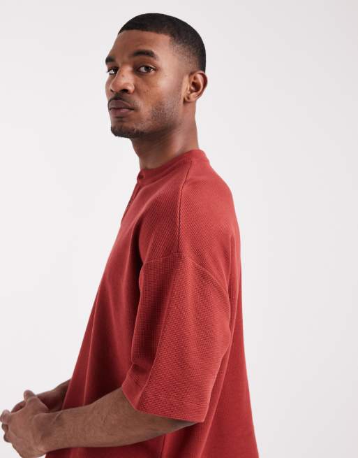 ASOS DESIGN – Kastiges Oversize-T-Shirt in Rot mit Henley-Ausschnitt und Waffelstruktur, 4 von 5
