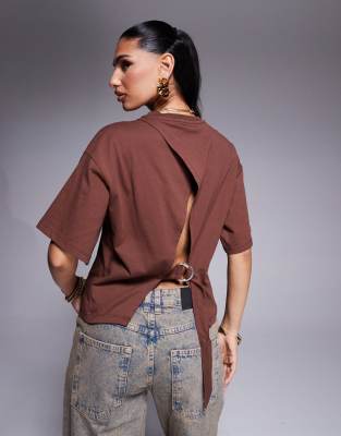 ASOS DESIGN - Kastiges Oversize-T-Shirt in Schokobraun mit Lachendetail mit D-Metallring am Rücken