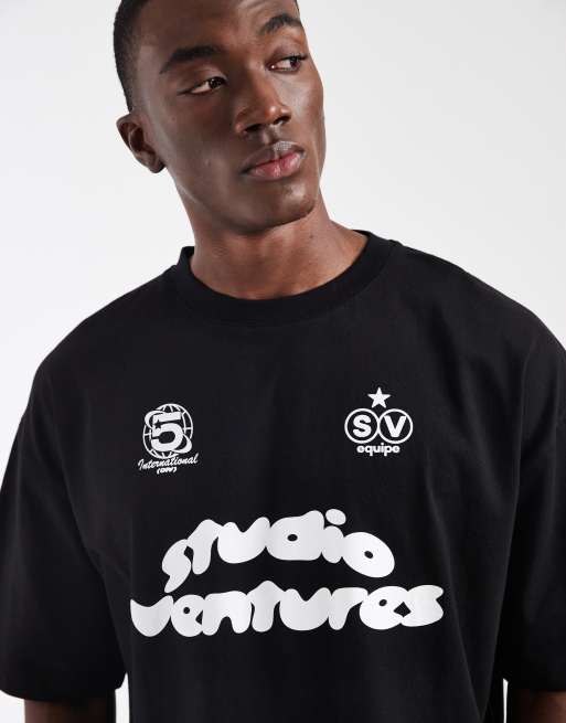 ASOS DESIGN – Kastiges Oversize-T-Shirt in Schwarz mit Fußball-Print in Bubble-Optik, 4 von 5