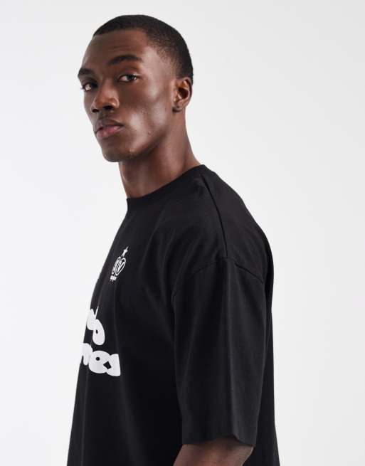 ASOS DESIGN – Kastiges Oversize-T-Shirt in Schwarz mit Fußball-Print in Bubble-Optik, 5 von 5