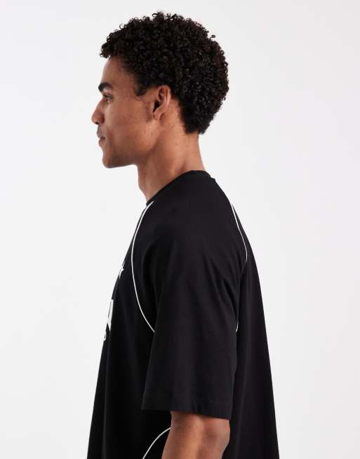 ASOS DESIGN – Kastiges Oversize-T-Shirt in Schwarz mit Fußball-Print , 4 von 5