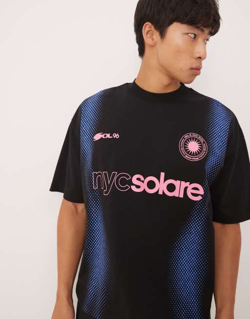 ASOS DESIGN – Kastiges Oversize-T-Shirt in Schwarz mit plastischem Fußball-Print, 2 von 4